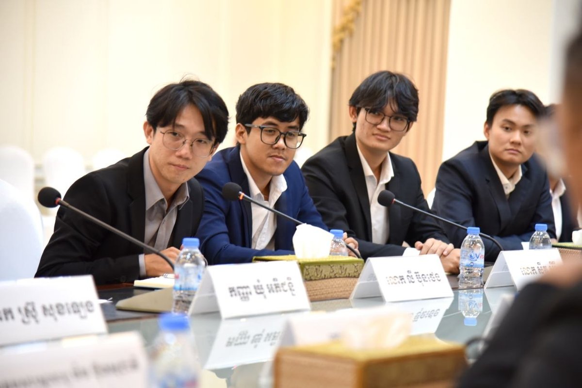 柬埔寨卫生部欢送18名赴捷克留学奖学金生