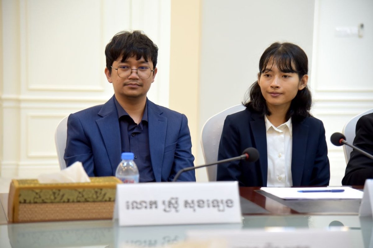 柬埔寨卫生部欢送18名赴捷克留学奖学金生