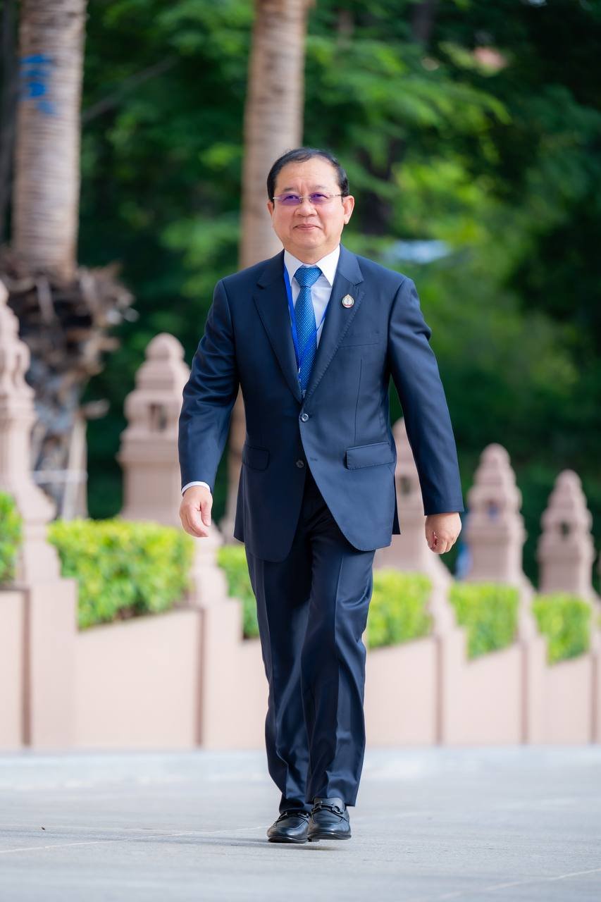8月21日,柬埔寨参议院新大楼“团结大厦”举行揭幕仪式,西哈