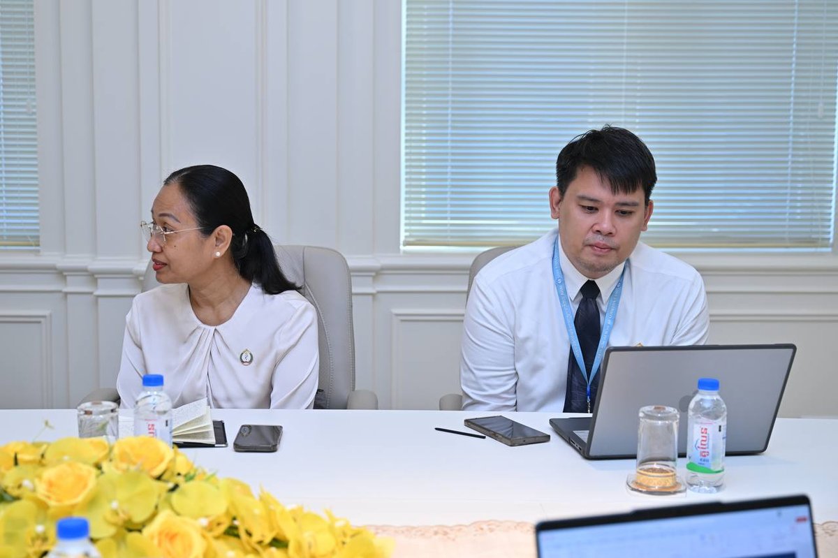 卫生部部长秦拉在会议上要求相关负责人严格执行医疗发展项目,确