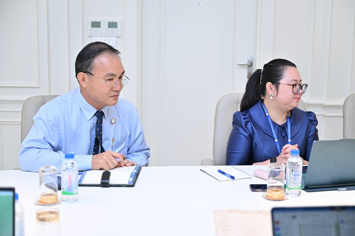 卫生部部长秦拉在会议上要求相关负责人严格执行医疗发展项目,确