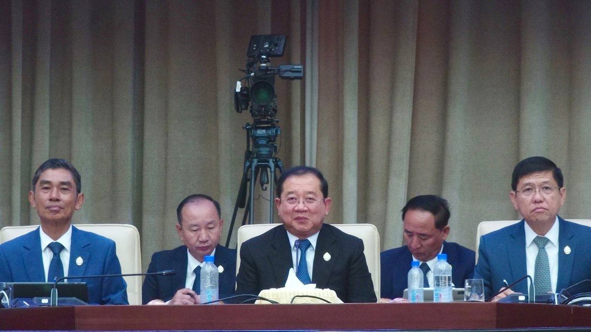 卫生部长汇报了国家优先政策的执行情况及公共行政改革进展,会议
