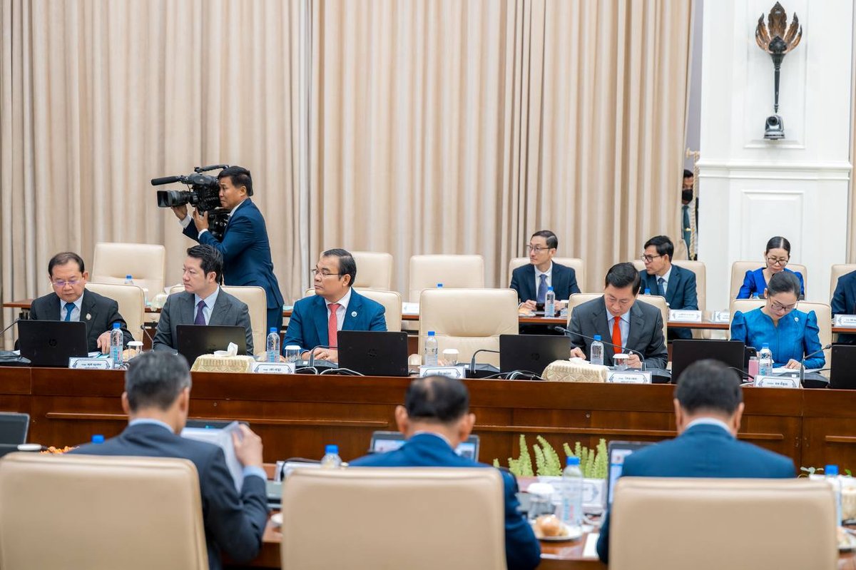卫生部长汇报了国家优先政策的执行情况及公共行政改革进展,会议