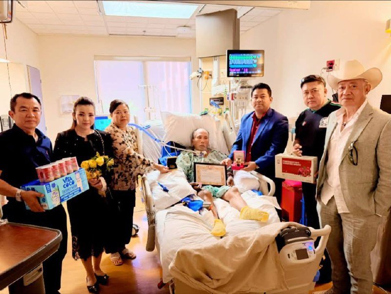 柬埔寨政要慰问海外侨民 赠送纪念品祝愿早日康复