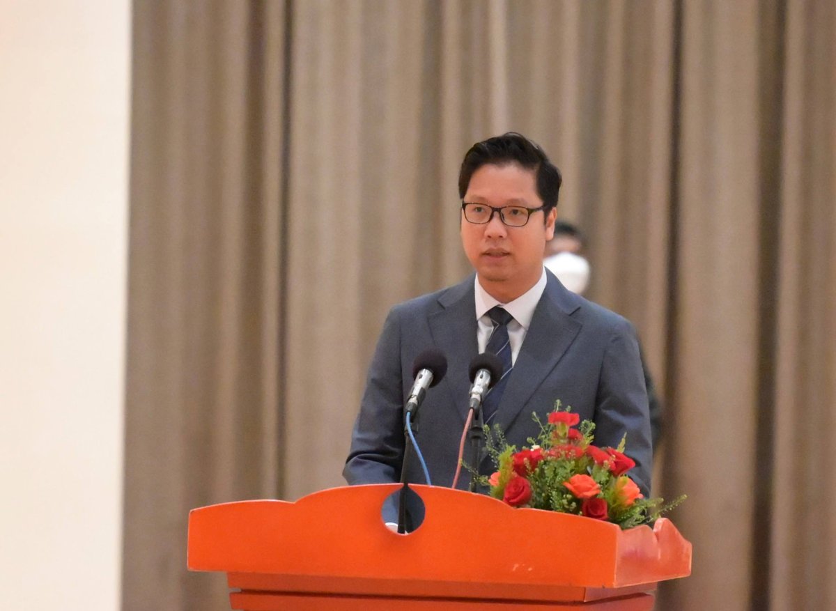 洪玛奈出席皇家法律经济大学毕业典礼 强调AI赋能教育