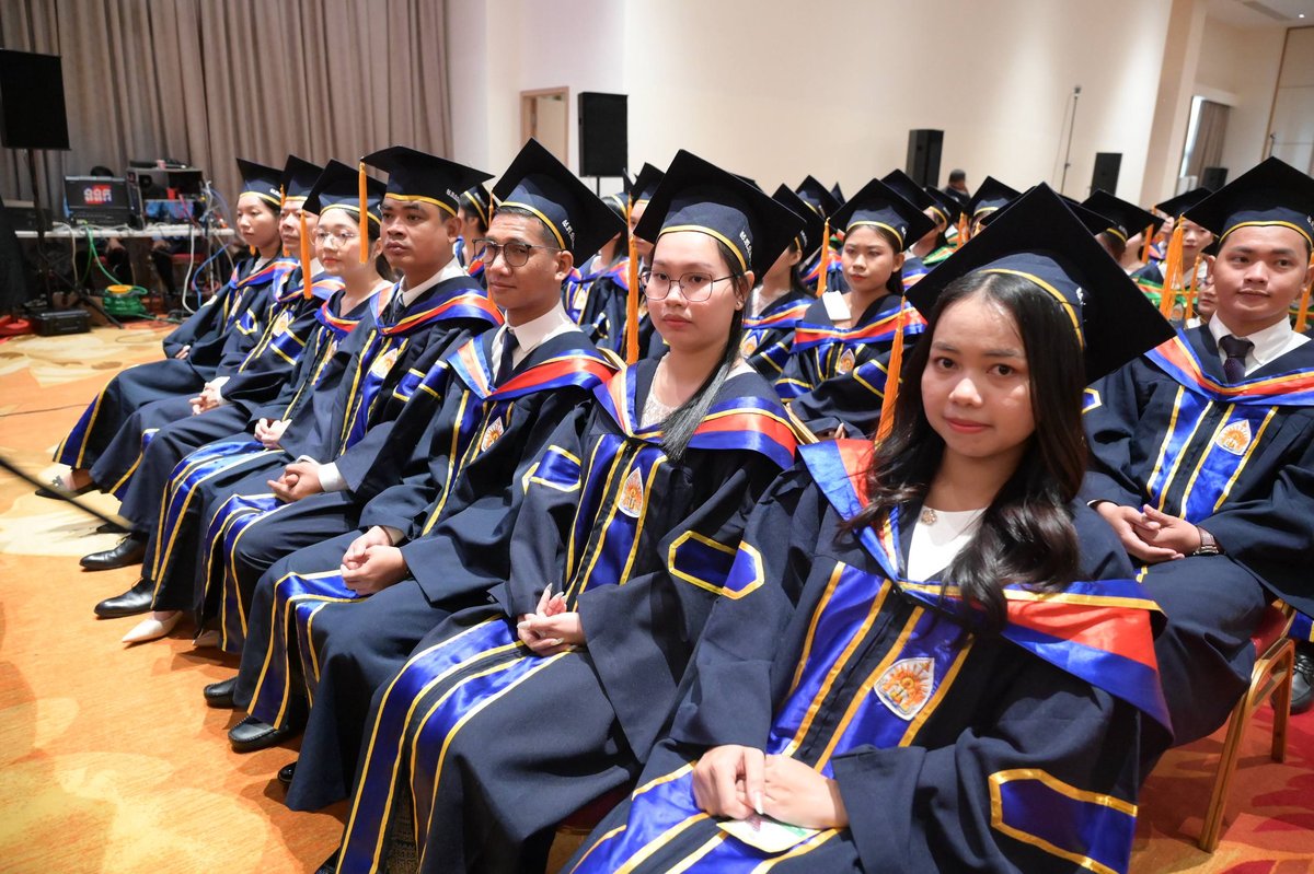 洪玛奈出席皇家法律经济大学毕业典礼 强调AI赋能教育