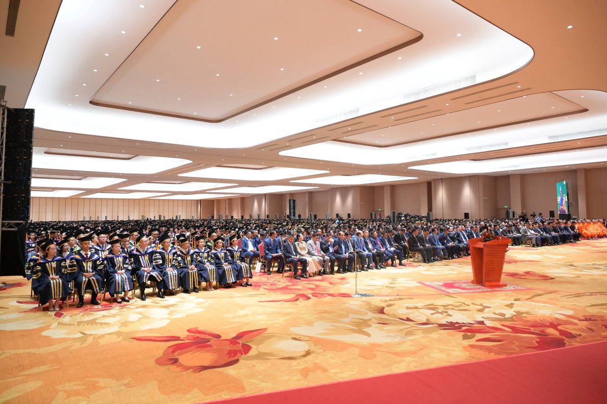 洪玛奈出席皇家法律经济大学毕业典礼 强调AI赋能教育
