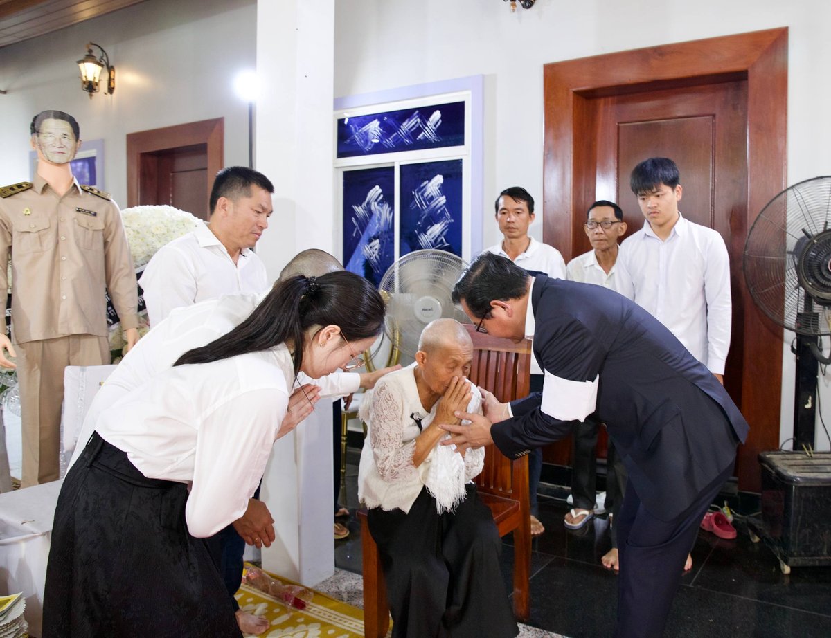 司法部长出席皇家司法学院院长父亲葬礼