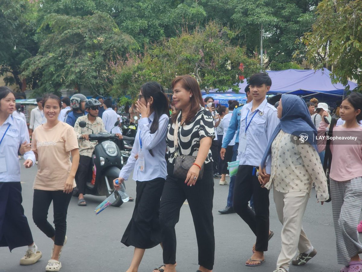 柬埔寨高考今日结束 家长考场外守候接送子女