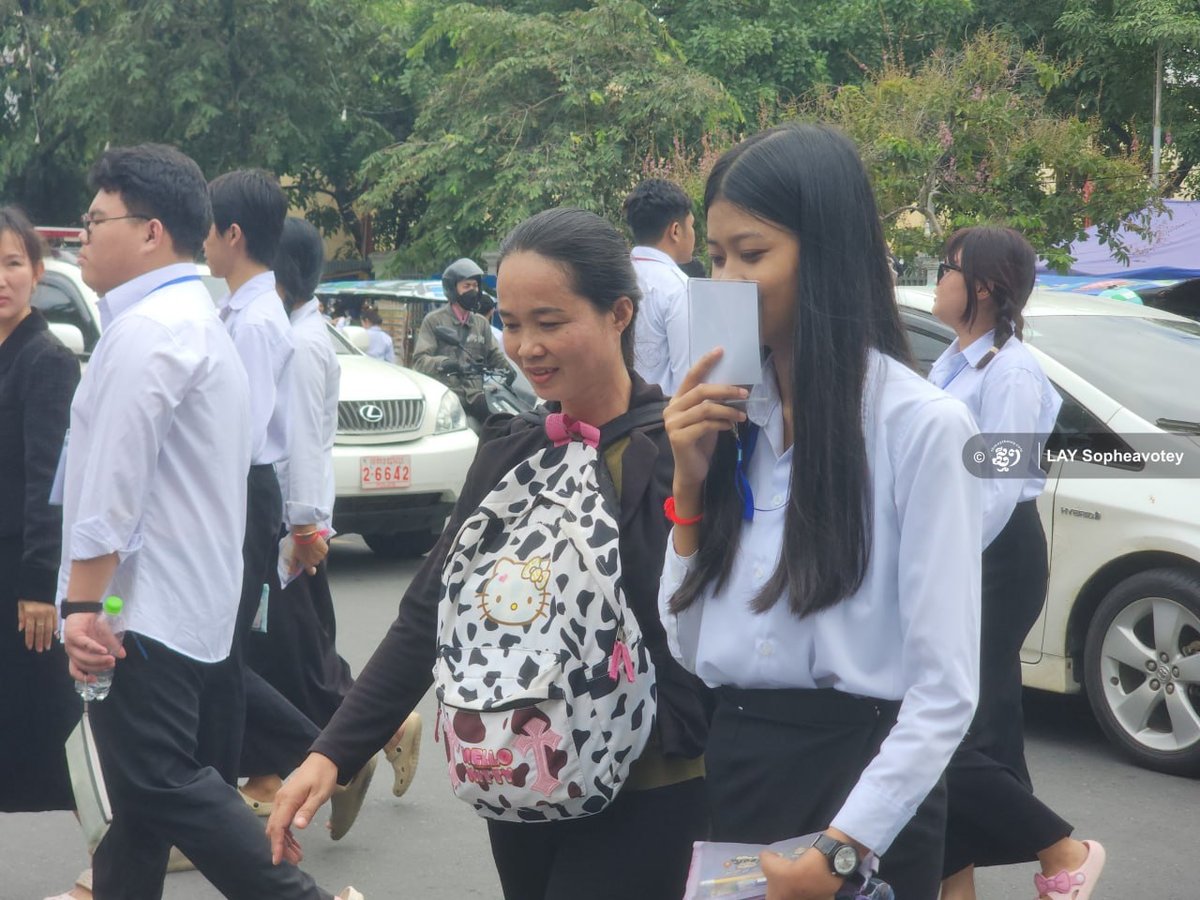 柬埔寨高考今日结束 家长考场外守候接送子女