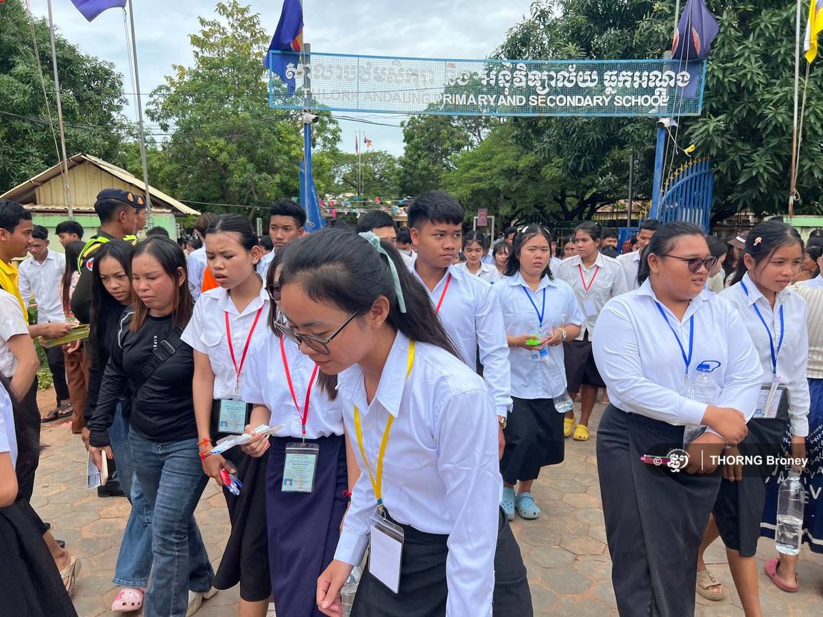 暹粒高考考生结束上午科目 考场外家长暖心鼓励