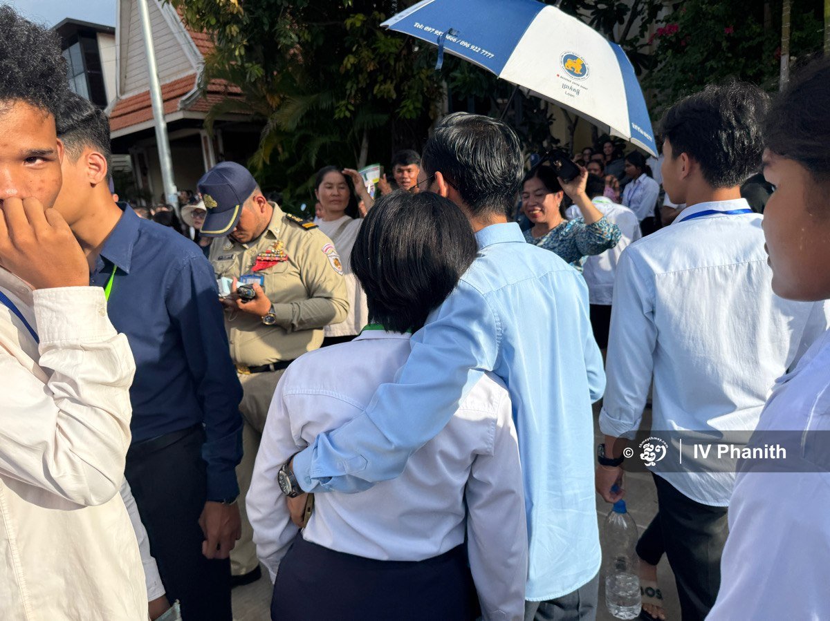 暹粒考点高考顺利结束 考生家长欢庆时刻