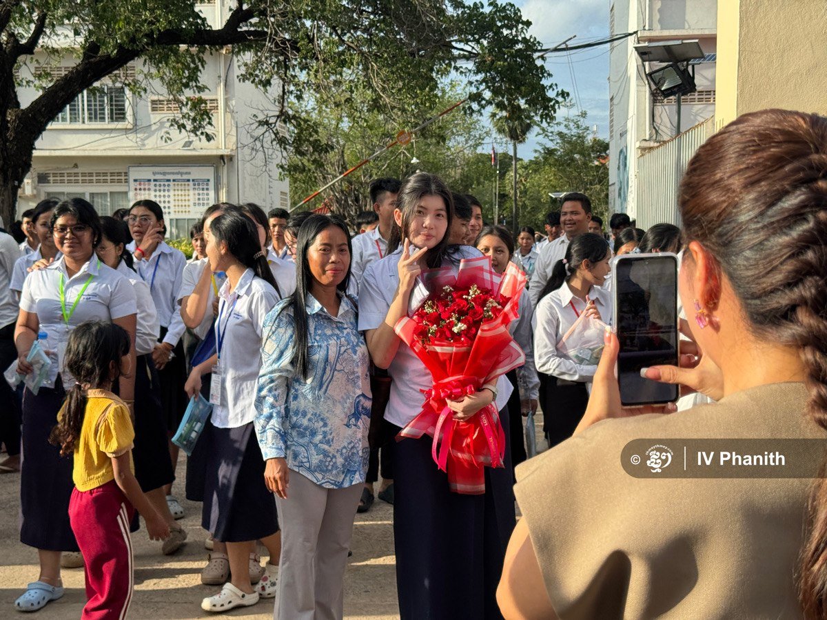 暹粒考点高考顺利结束 考生家长欢庆时刻