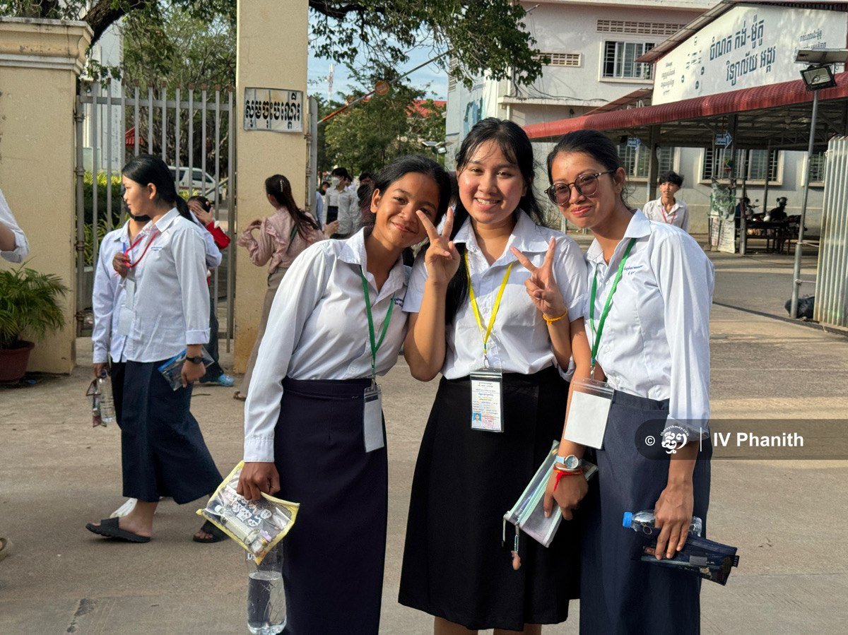 暹粒考点高考顺利结束 考生家长欢庆时刻