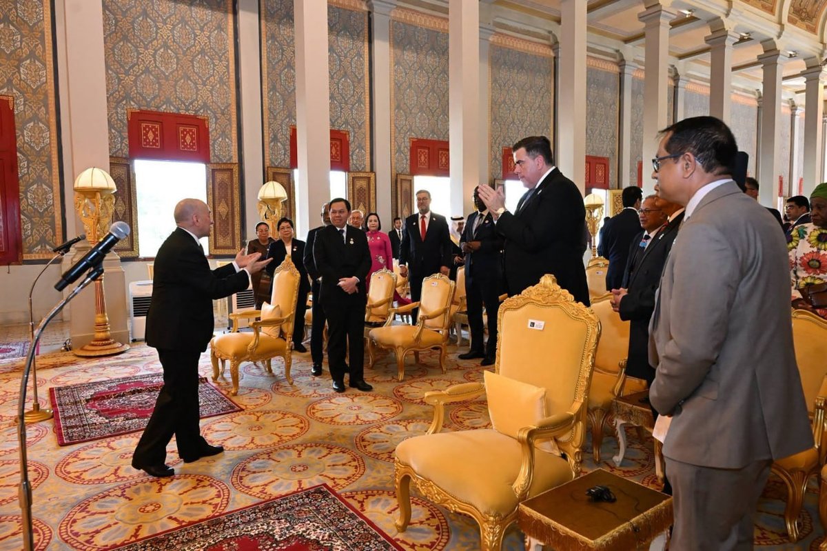 西哈莫尼国王接见第2届议会大会各国代表团