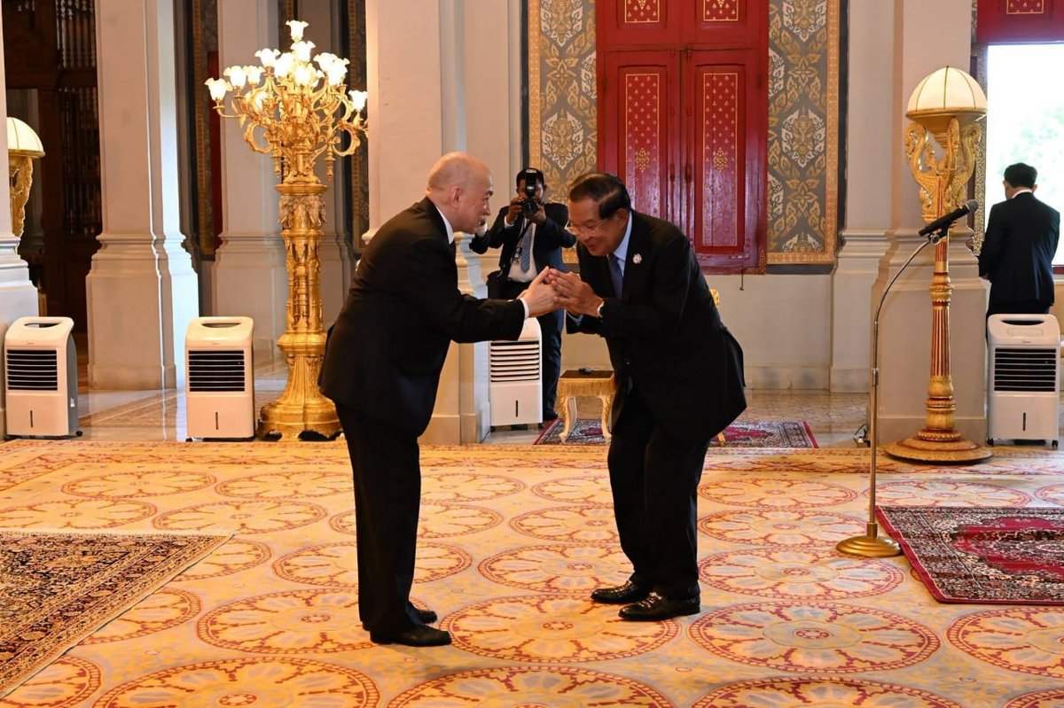 西哈莫尼国王接见第2届议会大会各国代表团