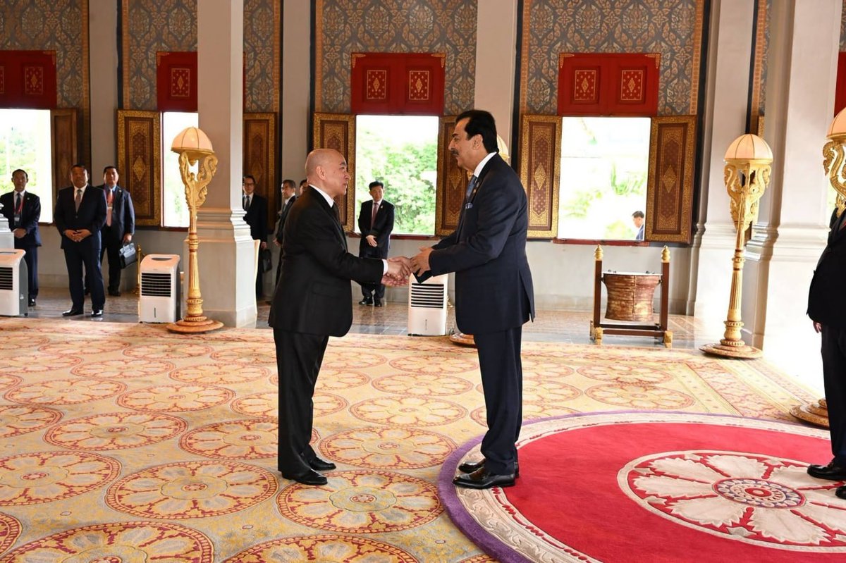 西哈莫尼国王接见第2届议会大会各国代表团