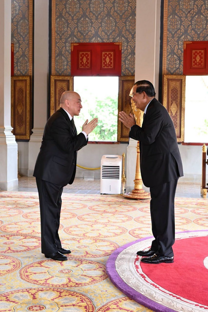 西哈莫尼国王接见第2届议会大会各国代表团