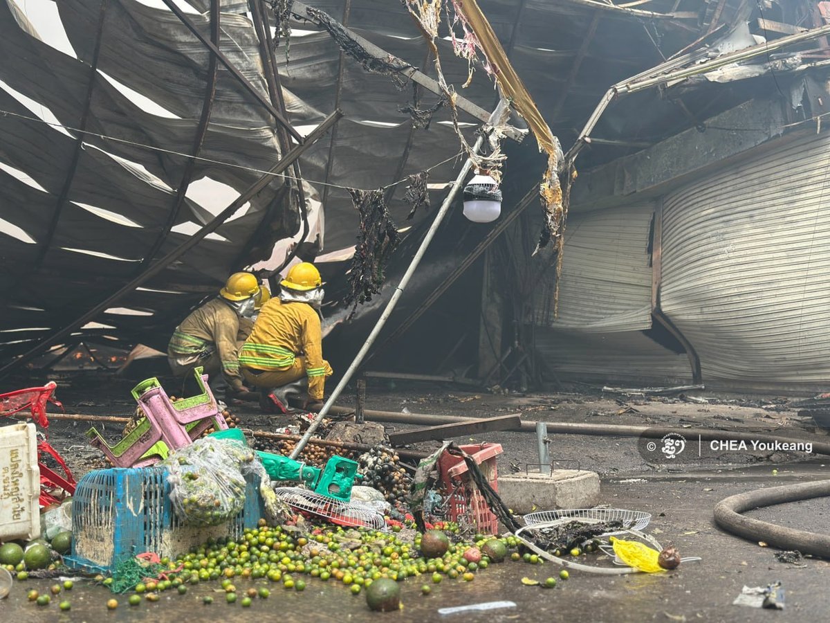 金边德科市场发生火灾 多家果蔬批发摊位被毁
