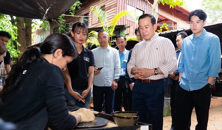 旅游部部长考察暹粒高棉陶瓷艺术中心 推动手工艺品旅游联动