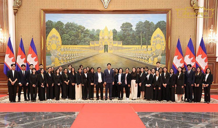 柬埔寨参议院发言人鼓励41名获得韩国硕士奖学金的学生,在留学