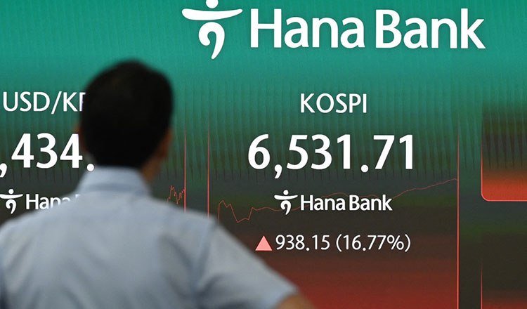 霍尔木兹海峡重开预期升温 全球油价大幅下跌