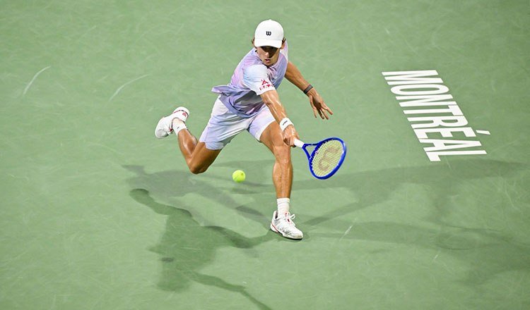 在ATP蒙特利尔大师赛中,亚历克斯·德米纳尔以6-2