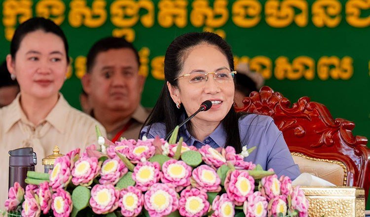 第一夫人碧占莫妮向千余户贫困家庭发放健康公平基金卡