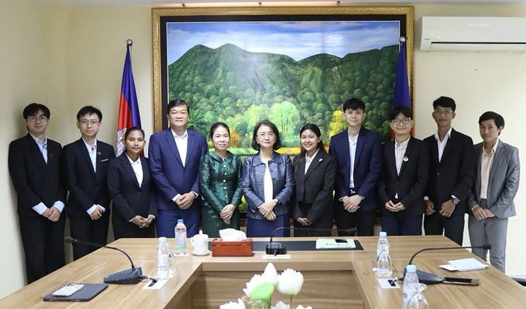 柬埔寨女性事务部会见赴法留学奖学金学者