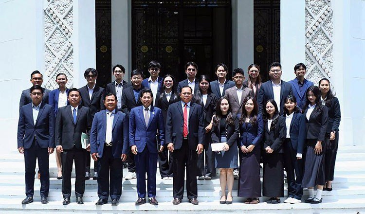 柬埔寨官员鼓励赴捷克留学生在国际舞台上展示柬埔寨文化