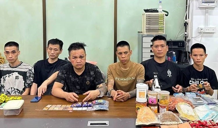 西港警方近日开展专项行动,成功抓获1名中国籍及5名越南籍嫌犯