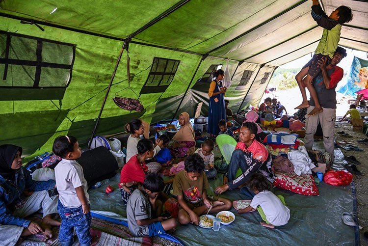 印尼东部强震致近1.3万人流离失所 救援物资紧缺