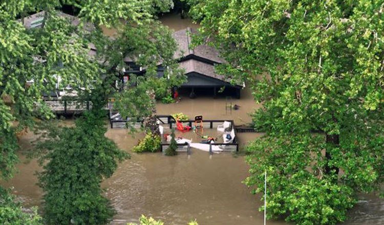 美国印第安纳州遭遇历史性暴雨 洪水致7人死亡