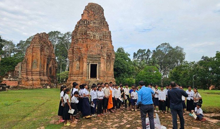 APSARA管理局组织学生参观罗雷寺 推广高棉文化