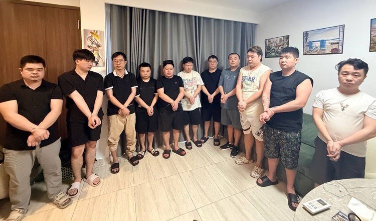 金边警方近日对市内某小区进行突袭,成功逮捕11名涉嫌参与诈骗