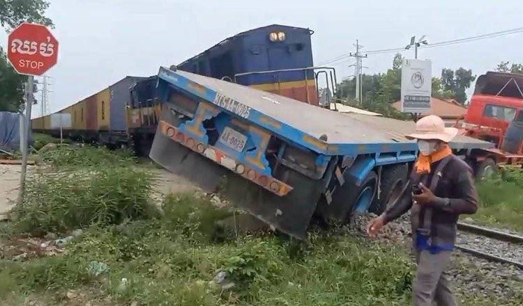 金边市区发生火车撞击货车事故 暂无人员伤亡报告