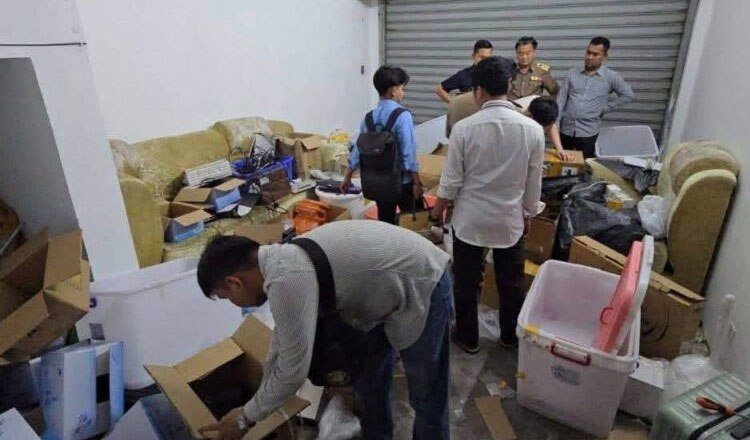 金边警方打击电信诈骗 查获逾万张SIM卡及设备