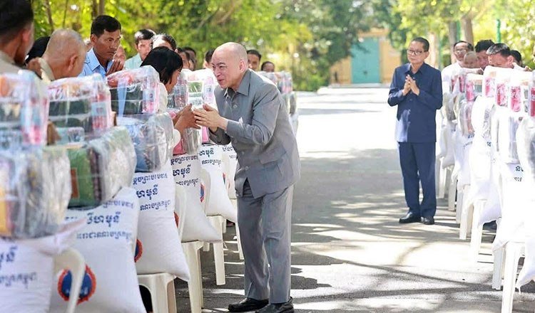 西哈莫尼国王于周六主持了九项皇家项目的启动仪式,并向五省的师