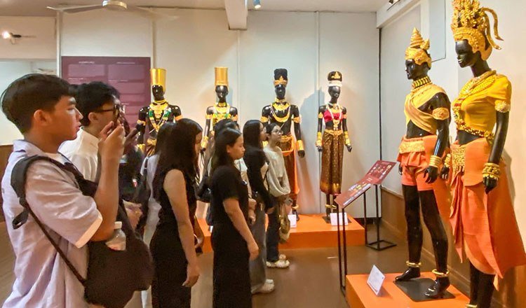 暹粒亚洲传统纺织博物馆展出五代高棉皇室服饰
