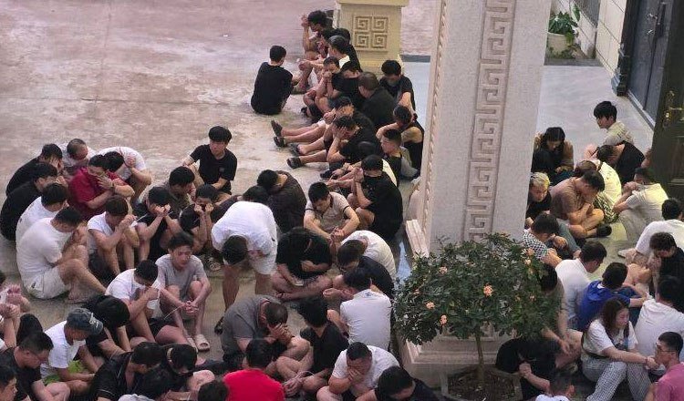 国公省法院拘留了3名警察和1名翻译,因其协助2名中国籍网络诈