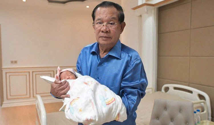 洪森迎接孙女出院 洪玛尼之女平安回家