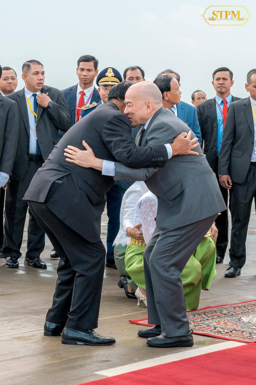 西哈莫尼国王及莫尼列太后结束在华体检回国
