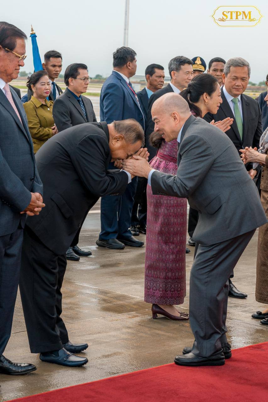 西哈莫尼国王及莫尼列太后结束在华体检回国