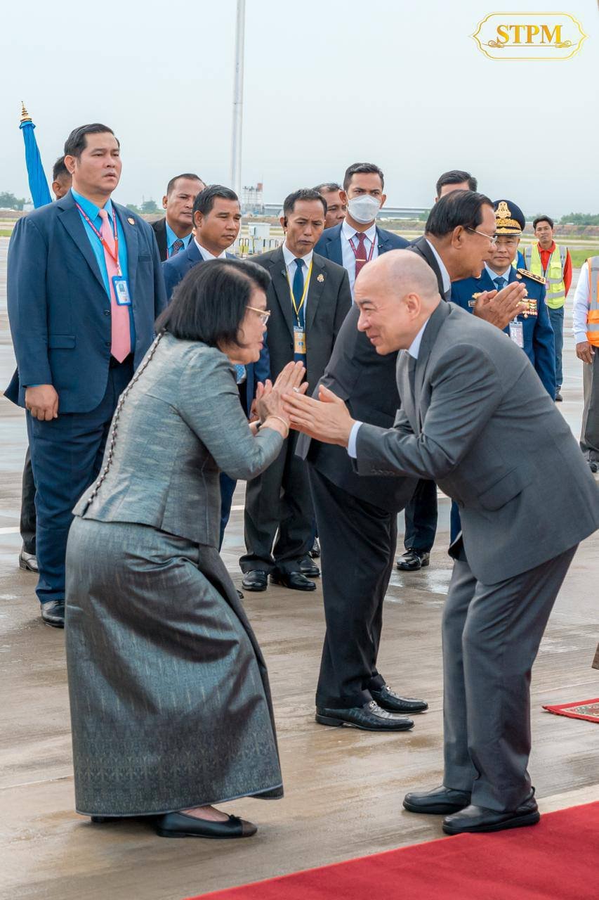 西哈莫尼国王及莫尼列太后结束在华体检回国