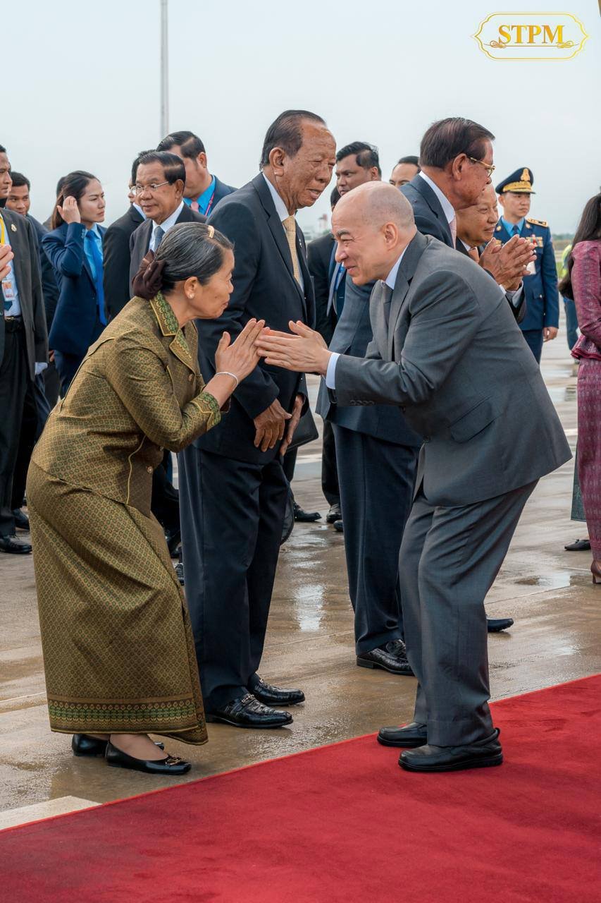 西哈莫尼国王及莫尼列太后结束在华体检回国
