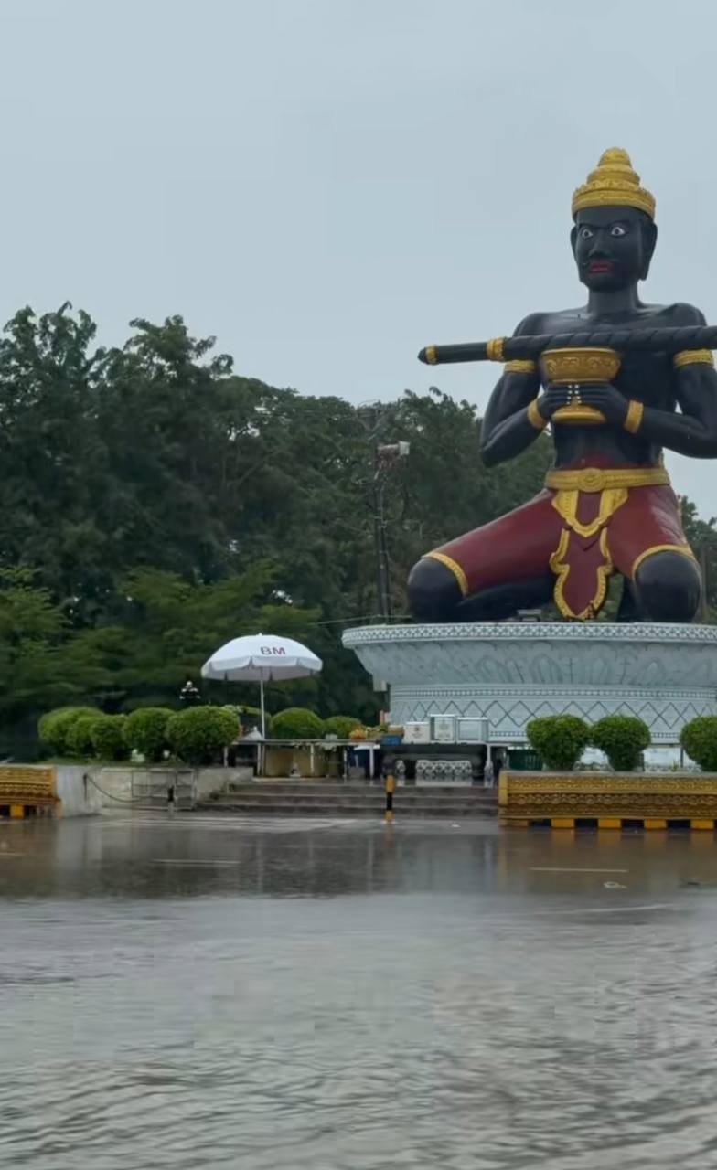马德望市遭遇强降雨引发内涝 城市排水压力增大
