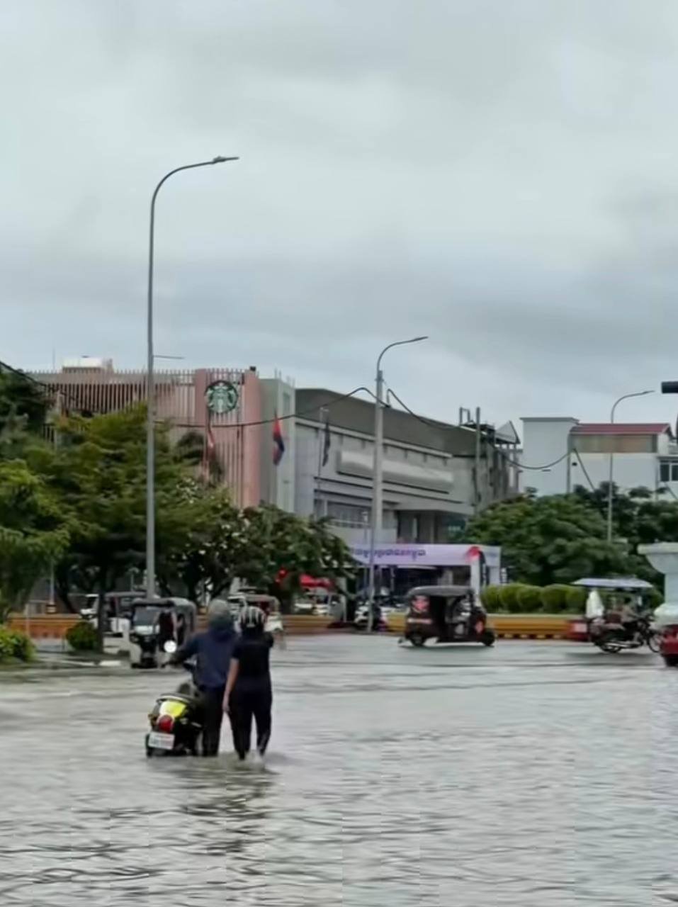 马德望市遭遇强降雨引发内涝 城市排水压力增大
