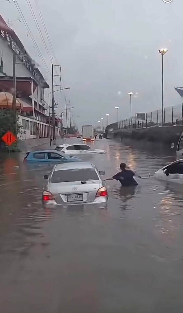 曼谷遭遇强降雨引发严重内涝