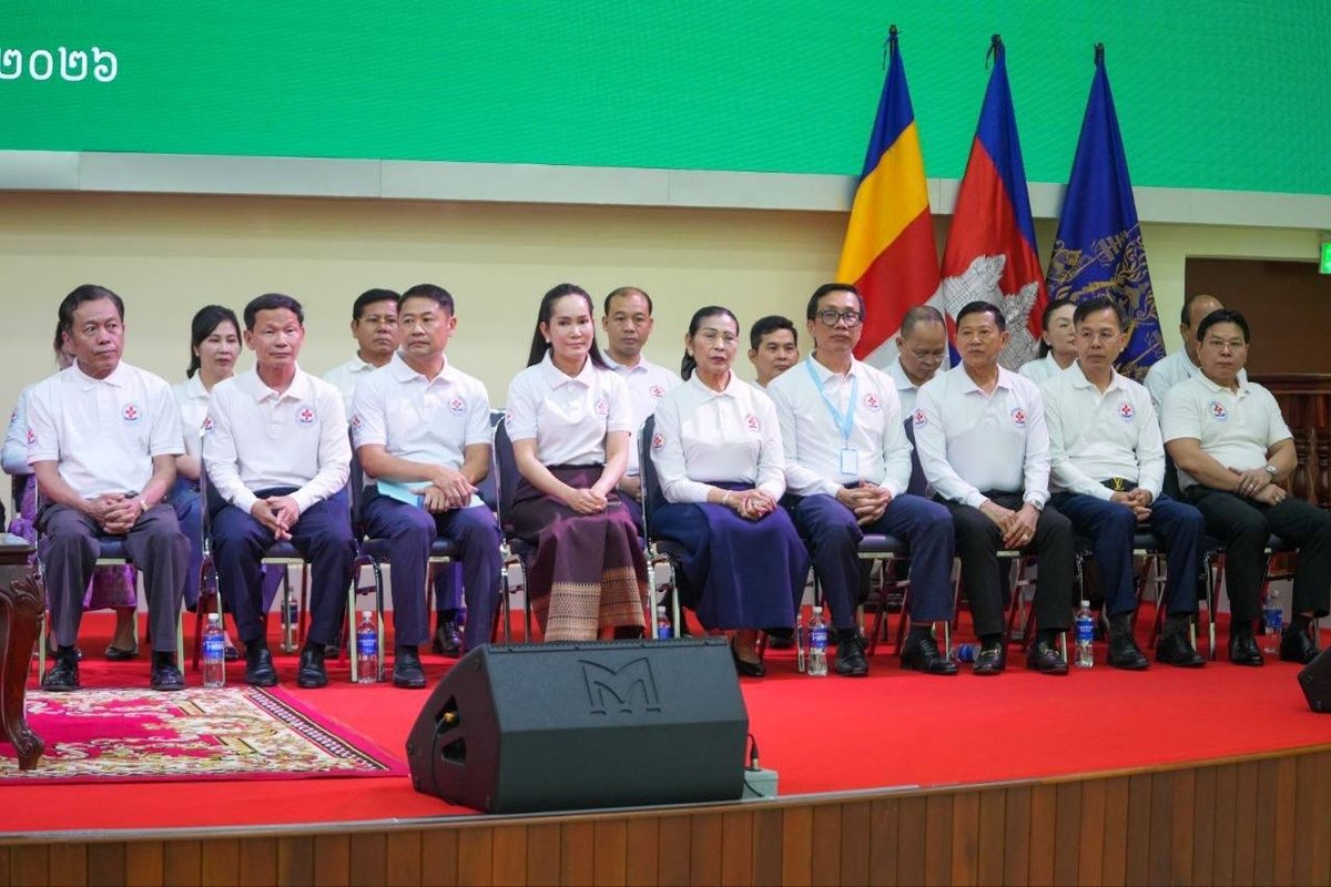 洪玛尼出席柬埔寨青年联合会志愿者医生座谈会