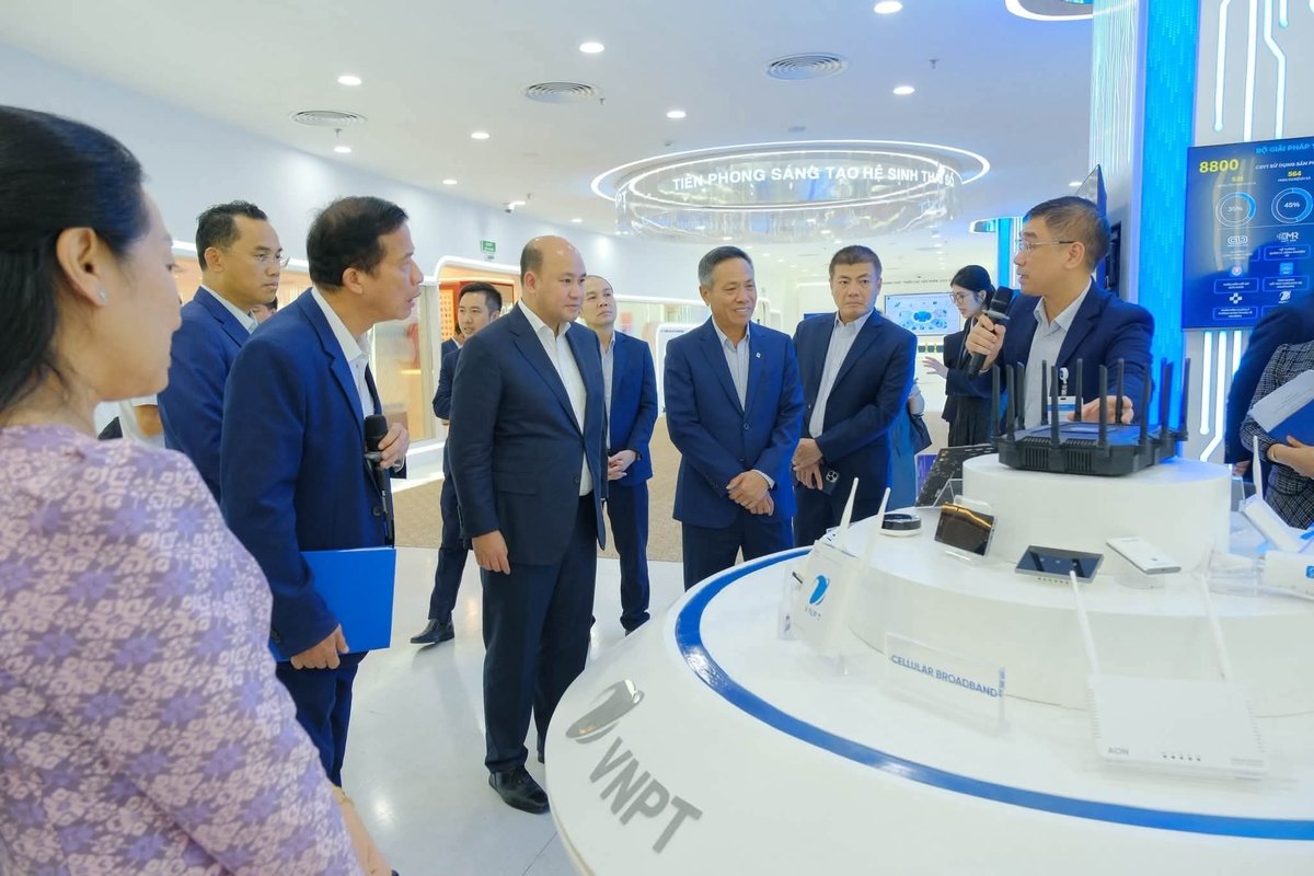 洪玛尼率团访问越南VNPT 考察数字政府管理